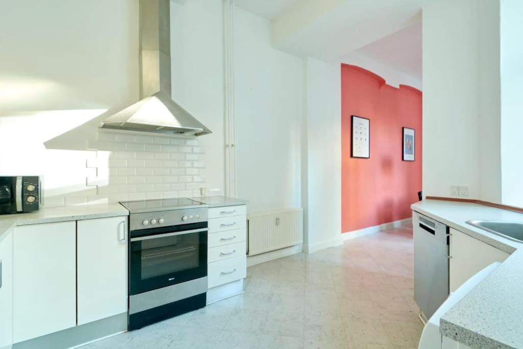 Moderen And Sleek 3Br With Bath By The Lakes And Metro Copenhagen Exterior photo